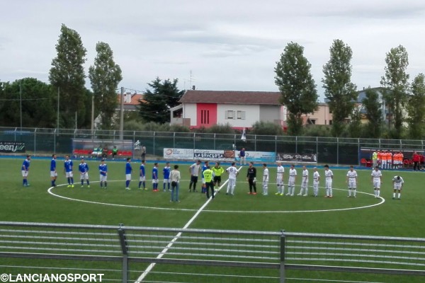 Le due squadre a centrocampo prima del calcio d'inzio