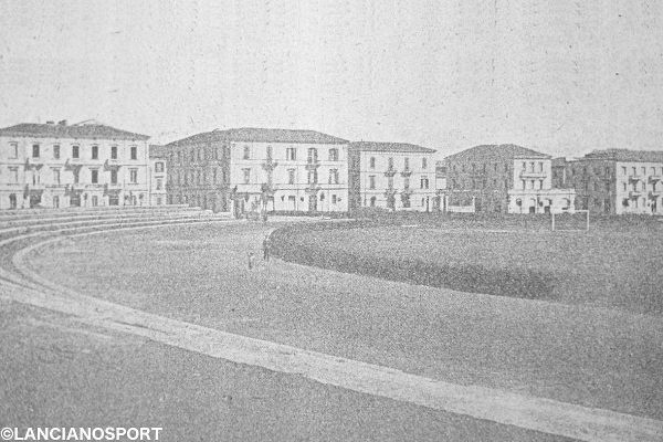 Il campo all’interno dell’ippodromo e gli spalti appena costruiti in una foto del 1927