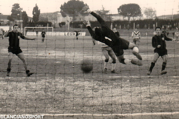 Enrico Esposito segna un gol alla Pista nella stagione 1968-69