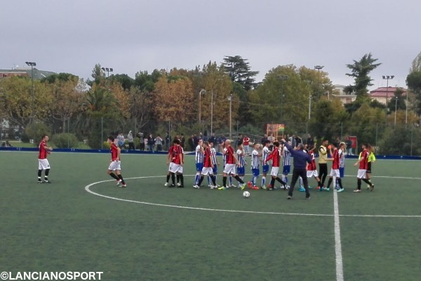 Il saluto tra le due squadra prima del fischio d’inizio