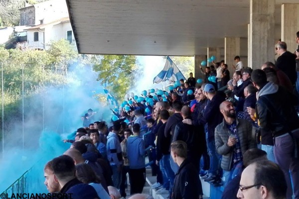 Il pubblico allo stadio Verì di San Vito Marina