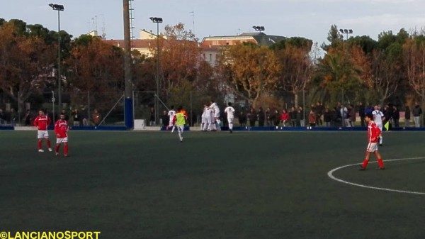 I giocatori della Marcianese festeggiano Di Odoardo dopo il gol del vantaggio