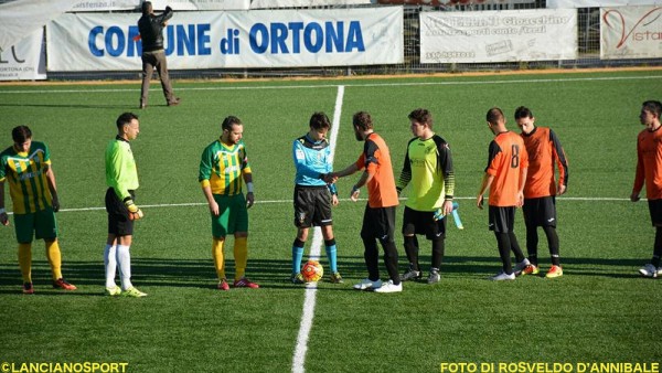 La stretta di mano tra arbitro e capitani prima di Ortona-Guastameroli 