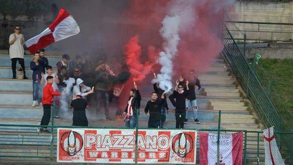 Tifosi piazzanesi sugli spalti di Montemarcone (foto dalla pagina Fb Ultras Warriors Piazzano 2013)