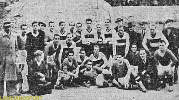 I giocatori di Simaz Popoli e Liguria posano insieme in occasione della partita di Coppa Italia giocata nel giorno di Natale del 1938