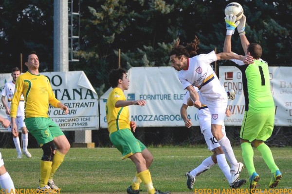 Il numero 5 del Tre Ville Cianfrone durante la partita con la Marcianese