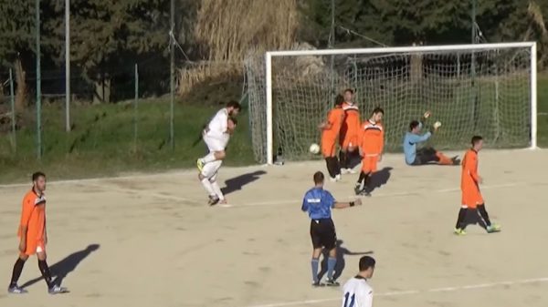 Aielli e Ruffilli festeggiano un gol al campo di Colle della Fonte