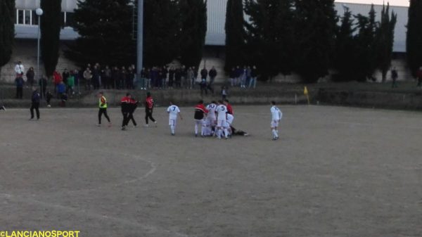 Veleno sommerso dai compagni di squadra dopo il gol del 4-4