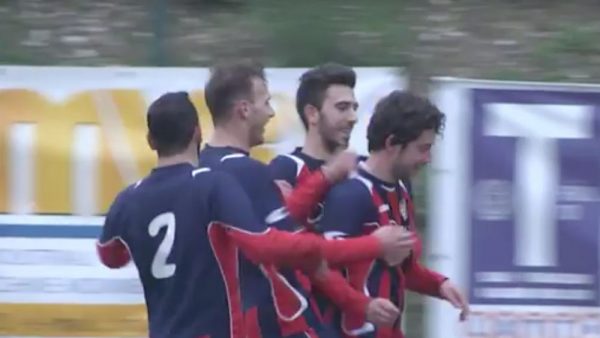 D’Ercole festeggiato dai compagni dopo il gol del 2-2 col Piazzano