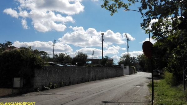 L’illuminazione dello stadio Biondi che “spunta” da via Belvedere