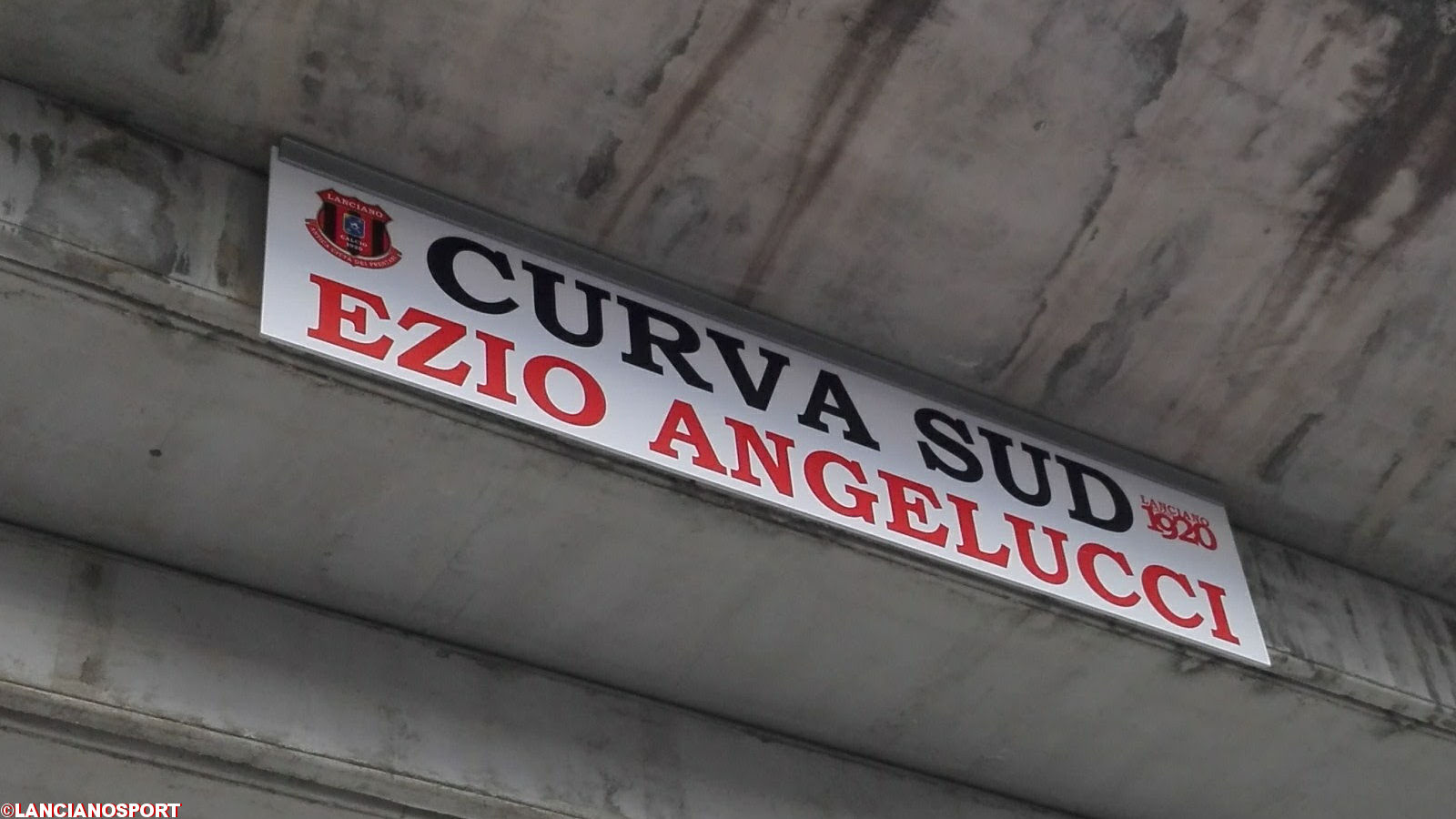 Ecco la «Curva Sud Ezio Angelucci»: scoperta la targa allo stadio