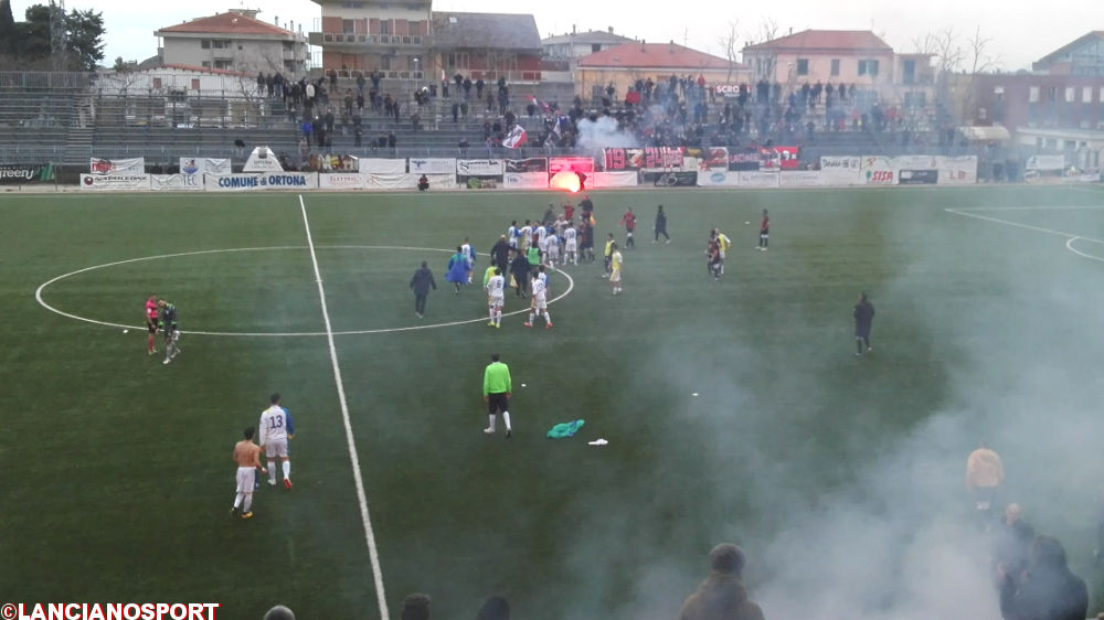 Multa al Lanciano per i fumogeni lanciati in campo a Ortona