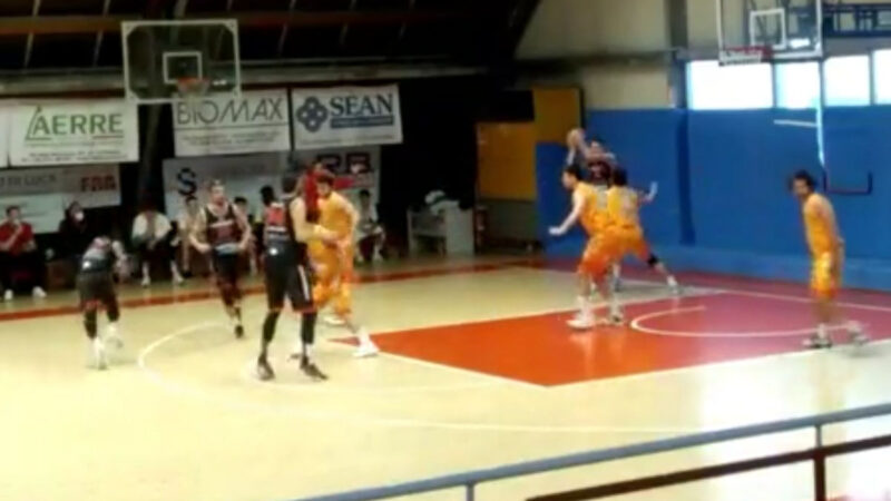 L’Unibasket scivola sull’ultimo quarto: rossoneri ko a Pesaro