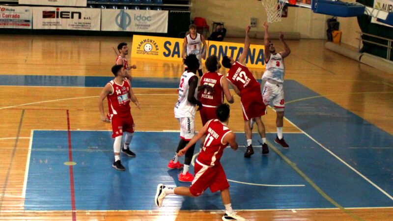 L’Unibasket supera l’Amatori sul filo di lana: primo acuto dei rossoneri 📸