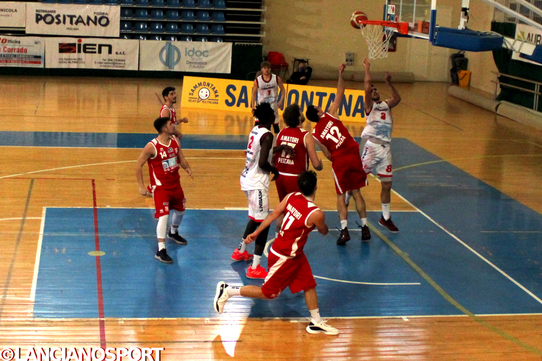 L’Unibasket supera l’Amatori sul filo di lana: primo acuto dei rossoneri 📸